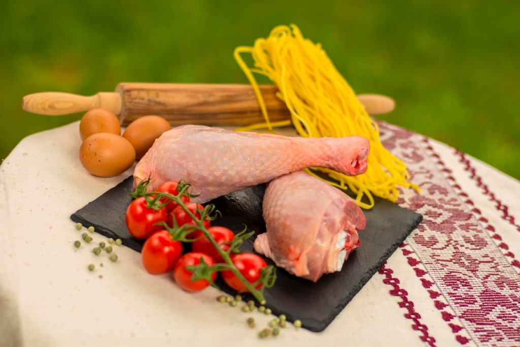 Poza de prezentare cu pulpe de pui , oua si rosii